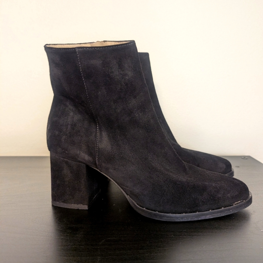 Freda Salvador heeled suede booty, western inspired pointy toe, Size 7.5